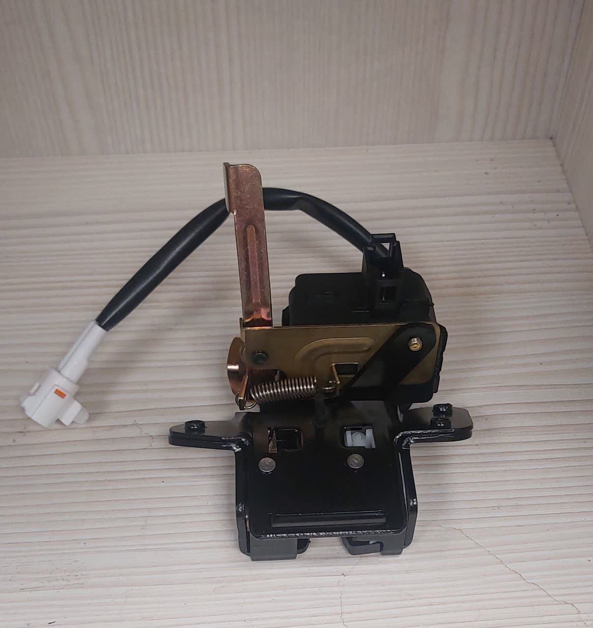 قفل در صندوق عقب برلیانس 320